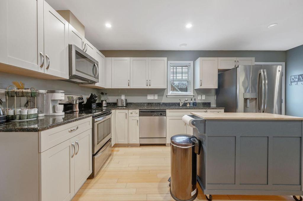 New Victorian Theme, 3Br, Lrg Backyard Close To Pnc Arena, Downtown, And Rdu Airport ローリー エクステリア 写真