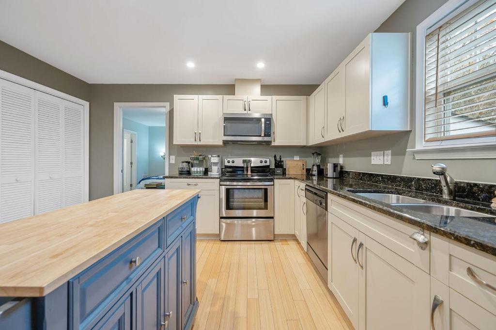 New Victorian Theme, 3Br, Lrg Backyard Close To Pnc Arena, Downtown, And Rdu Airport ローリー エクステリア 写真